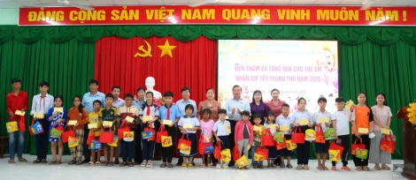 Phó Bí thư Tỉnh ủy Phạm Hùng Thái thăm, tặng quà trung thu tại xã Bình Hiệp