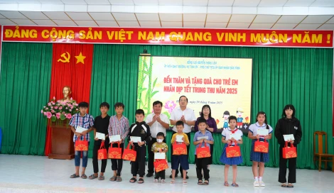Phó Chủ tịch UBND tỉnh Nguyễn Minh Lâm trao quà trung thu cho trẻ em