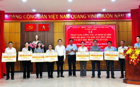 Tặng kinh phí thực hiện công tác an sinh xã hội cho 7 xã khu vực Đức Hòa