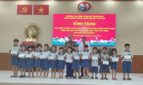 Trường Cao đẳng Cảnh sát Nhân dân II trao quà tại xã Nhơn Hòa Lập