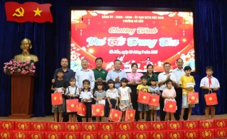 Phó Bí thư Tỉnh ủy Phạm Hùng Thái trao quà Trung thu tại phường Gò Dầu
