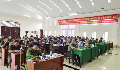 Công an xã Tân Châu lắng nghe ý kiến Nhân dân
