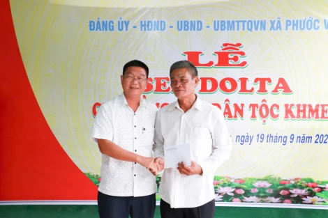 Lãnh đạo Ban Tuyên giáo và Dân vận Tỉnh ủy chúc mừng lễ Sen Dolta của đồng bào Khmer