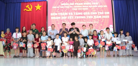 Phó Bí thư Tỉnh ủy Phạm Hùng Thái trao quà trung thu cho trẻ em tại phường Gia Lộc