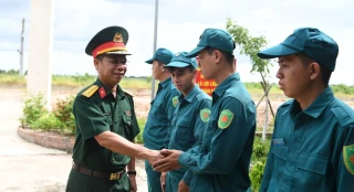 Chính ủy Bộ Chỉ huy Quân sự tỉnh Tây Ninh thăm, động viên các lực lượng trên tuyến biên giới