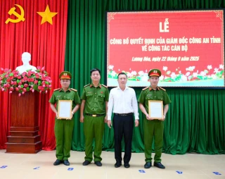 Công bố quyết định điều động Phó Trưởng Công an 2 xã Lương Hòa, Rạch Kiến