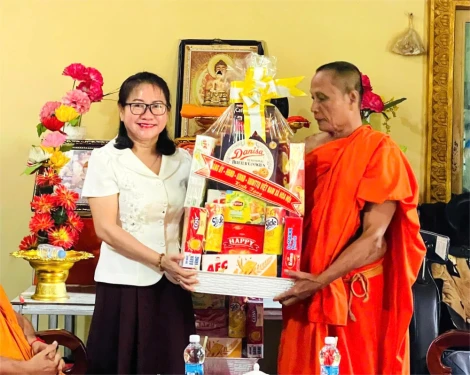 Lãnh đạo xã Hòa Hội thăm, chúc mừng lễ Sen Dolta của đồng bào Khmer