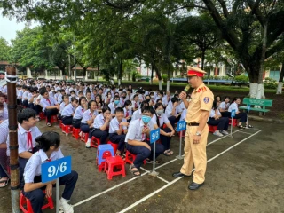Cảnh sát giao thông tuyên truyền pháp luật cho học sinh Trường THCS Hậu Nghĩa