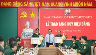 Nguyên Chỉ huy trưởng Bộ Chỉ huy Bộ đội Biên phòng tỉnh Tây Ninh Lê Văn Vỹ nhận Huy hiệu 30 năm tuổi Đảng