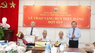 Phó Bí thư Tỉnh ủy Phạm Hùng Thái trao tặng Huy hiệu Đảng tại phường Tân Ninh