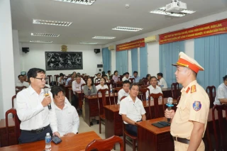 Tuyên truyền, phổ biến kiến thức về an toàn giao thông cho cán bộ, nhân viên điện lực
