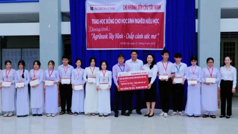 Agribank Chi nhánh Bến Cầu – Tây Ninh trao học bổng cho học sinh hiếu học