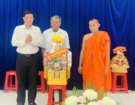 Lãnh đạo phường Bình Minh chúc Tết Sen Dolta tại chùa Khmer Khedol