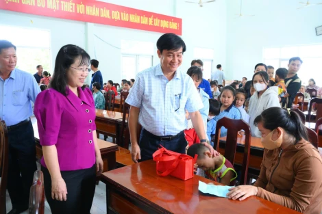 Phó Chủ tịch HĐND tỉnh Nguyễn Hồng Sơn tặng quà Trung thu cho trẻ em tại xã Vĩnh Thạnh
