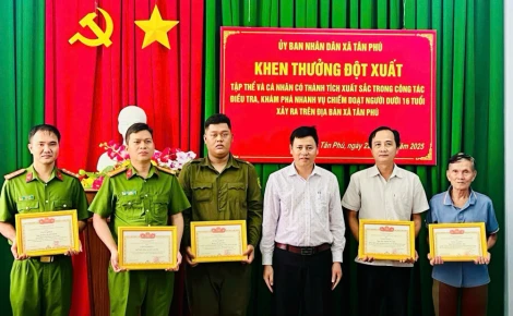Xã Tân Phú: Khen thưởng đột xuất lực lượng Công an phá án