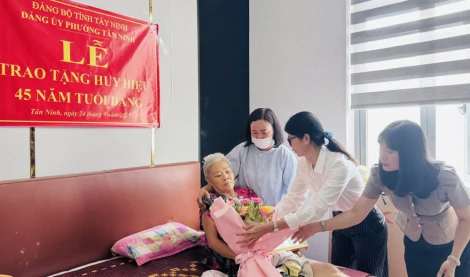 Đảng ủy phường Tân Ninh trao Huy hiệu Đảng cho đảng viên