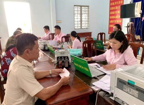 Giải ngân 2 tỉ đồng nguồn vốn tín dụng chính sách cho người dân xã Truông Mít