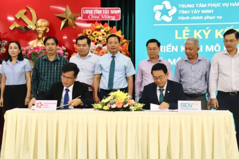 Ký kết thỏa thuận hợp tác triển khai mô hình đại lý dịch vụ công trực tuyến