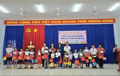 Phó Chủ tịch HĐND tỉnh Đặng Thị Ngọc Mai tặng quà trung thu tại xã Tân Hội và xã Tân Châu