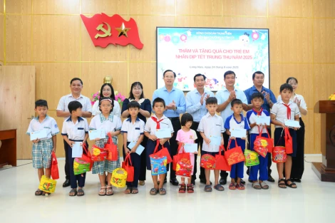 Phó Chủ tịch UBND tỉnh Đoàn Trung Kiên thăm, tặng quà Trung thu cho trẻ em tại xã Long Hựu