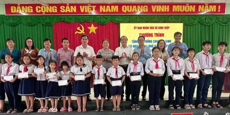 Phó Chủ tịch UBND tỉnh Nguyễn Hồng Thanh trao học bổng cho học sinh tại xã Bình Hiệp