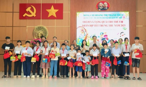 Phó Trưởng đoàn chuyên trách Đoàn đại biểu Quốc hội tỉnh Hoàng Thị Thanh Thúy tặng quà Trung thu tại xã Mỹ Lộc, xã Phước Vĩnh Tây