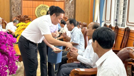 Xã Tân Thạnh: Trao quà Trung thu của Chủ tịch UBND TP.HCM