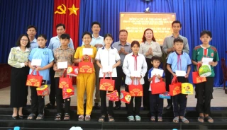 Phó Trưởng đoàn chuyên trách Đoàn đại biểu Quốc hội tỉnh Lê Thị Song An tặng quà Trung thu tại xã Mỹ An và xã Tân Long