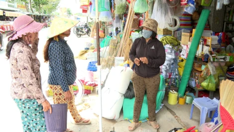 Hằng năm, mùa nước nổi về mang lại nhiều sinh kế cho người dân. Người giăng câu, giăng lưới, người đặt dớn, đặt lọp để bắt thủy sản và không ít những nghề “ăn theo” mùa mùa nước nổi có thêm thu nhập.