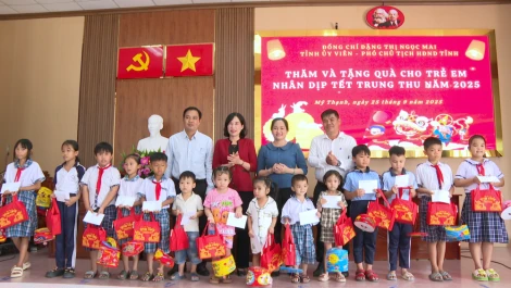 Phó Chủ tịch HĐND tỉnh Đặng Thị Ngọc Mai trao quà Trung thu cho trẻ em tại xã Mỹ Thạnh