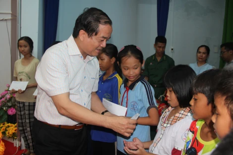 Phó Chủ tịch UBND tỉnh Nguyễn Hồng Thanh tặng quà Tết Trung thu cho trẻ em xã Hưng Điền