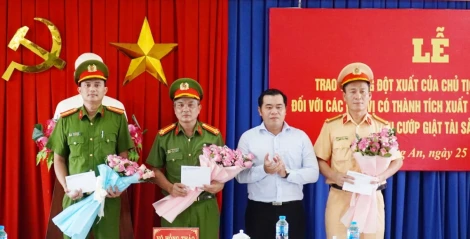 Khen thưởng các tập thể phá nhanh vụ cướp giật tài sản tại phường Long An