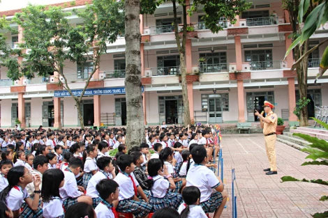 Tuyên truyền an toàn giao thông, trao tặng xe đạp cho học sinh xã Tân Biên