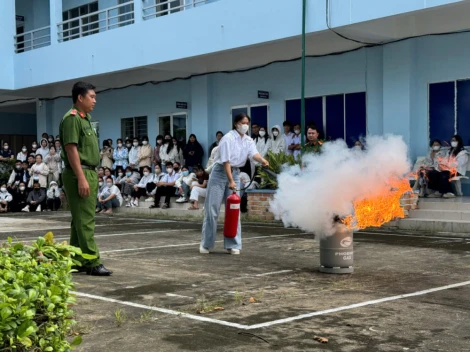 Tuyên truyền, thực hành chữa cháy và cứu nạn, cứu hộ cho sinh viên