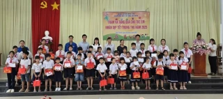 Lãnh đạo Sở Y tế trao quà Trung thu cho trẻ em phường Hòa Thành