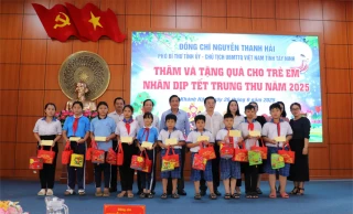 Phó Bí thư Tỉnh ủy Nguyễn Thanh Hải tặng quà Tết Trung thu tại phường Khánh Hậu và xã Phước Lý
