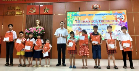 Chánh Thanh tra tỉnh Phan Huỳnh Quốc Vinh trao quà Trung thu tại xã Đức Huệ