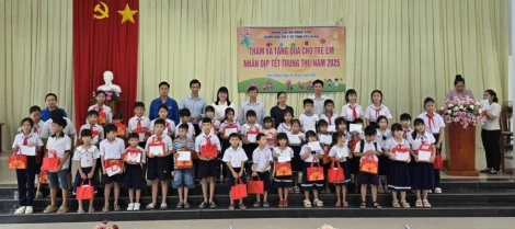 Lãnh đạo Sở Y tế trao quà Trung thu cho trẻ em phường Hòa Thành