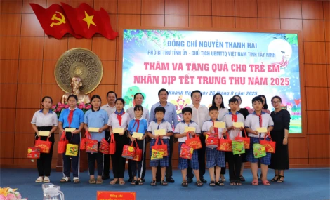 Phó Bí thư Tỉnh ủy Nguyễn Thanh Hải tặng quà Tết Trung thu tại phường Khánh Hậu và xã Phước Lý