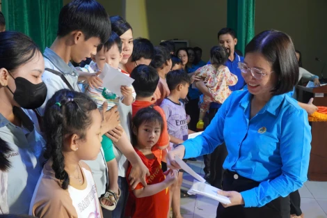 100 trẻ em là con công đoàn viên được tặng quà trong 'Đêm hội trăng rằm'