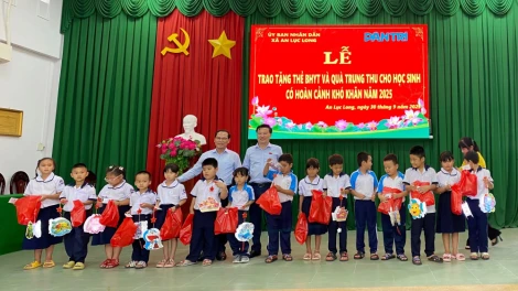 Tặng 150 thẻ bảo hiểm y tế và quà Trung thu cho học sinh tại xã An Lục Long