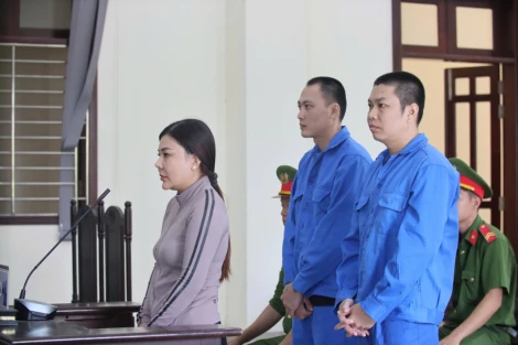 Dùng dao đánh hội đồng nạn nhân từ mâu thuẫn nhỏ trước quán karaoke