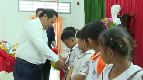 Lãnh đạo tỉnh tặng quà Trung thu cho trẻ em tại xã Thuận Mỹ