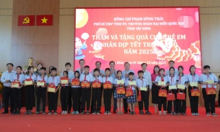 Phó Bí thư Tỉnh ủy Phạm Hùng Thái trao quà Trung thu cho trẻ em tại xã An Ninh