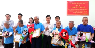 Thăm, tặng quà người cao tuổi và trẻ em tại Trung tâm Công tác xã hội tỉnh