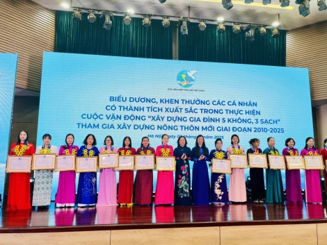 Hội Liên hiệp Phụ nữ tỉnh Tây Ninh được khen thưởng 15 năm xây dựng 'Gia đình 5 không, 3 sạch'
