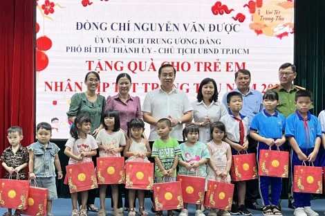 Kiến Tường: Trao quà Trung thu của Chủ tịch UBND TP.HCM Nguyễn Văn Được