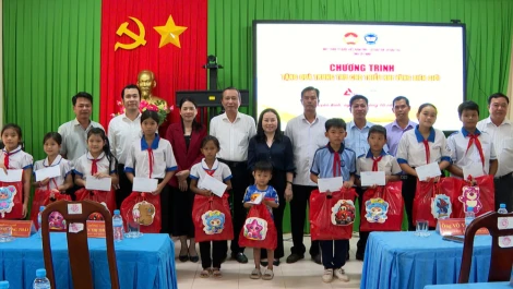 Lãnh đạo tỉnh trao quà Trung thu cho trẻ em tại xã Tuyên Bình, Khánh Hưng