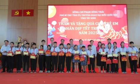Phó Bí thư Tỉnh ủy Phạm Hùng Thái trao quà Trung thu cho trẻ em tại xã An Ninh