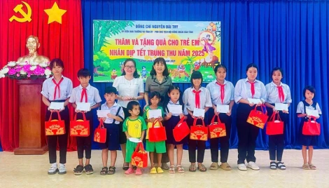 Phó Chủ tịch Thường trực HĐND tỉnh Nguyễn Đài Thy trao quà Trung thu tại xã Hòa Hội